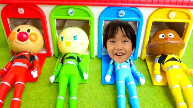 チャレンジビデオ：4色の服を着た子供たちが、魔法のようなチャレンジに挑戦